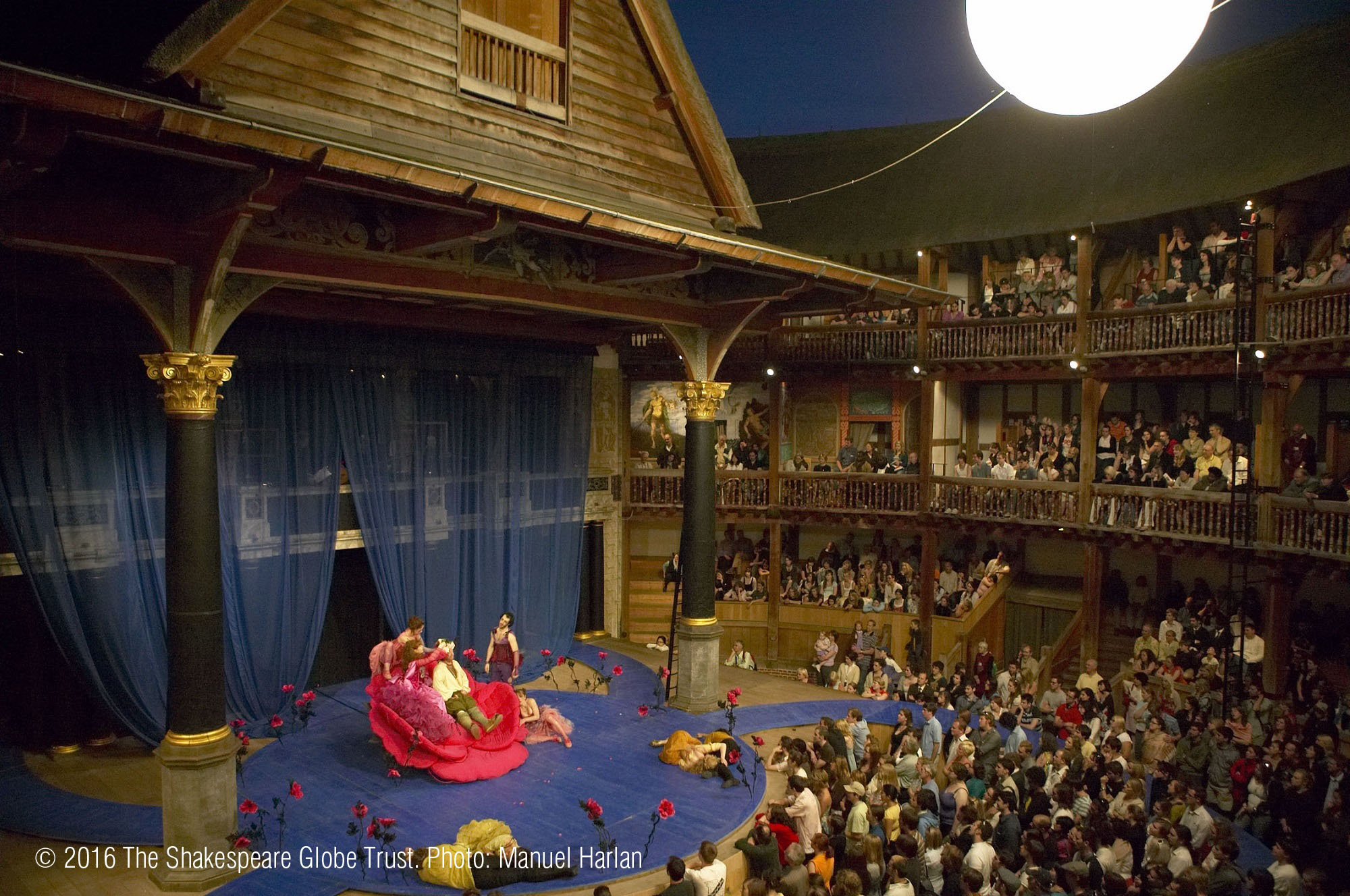 Shakespeare s theatre. Театр Глобус Шекспира. Шекспировский театр Глобус в Лондоне. Театр Шекспира в Лондоне. Вильям Шекспир театр.